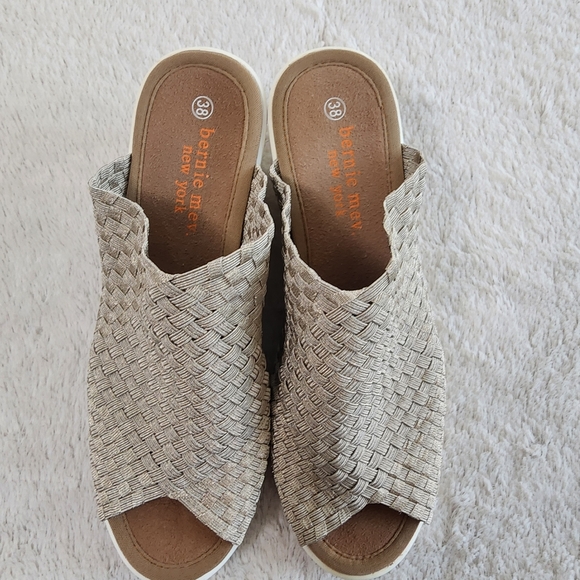 Bernie Mev. -Runs Small- Metallic Tan Slide Wedge Sandals size 38 6.5 6 - Picture 5 of 11